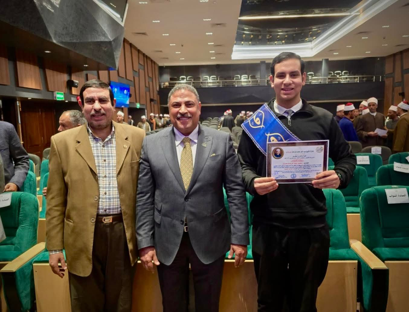 تكريم  أبن منقباد لحصوله على المركز الرابع في مسابقة الحناجر الذهبية بأسيوط